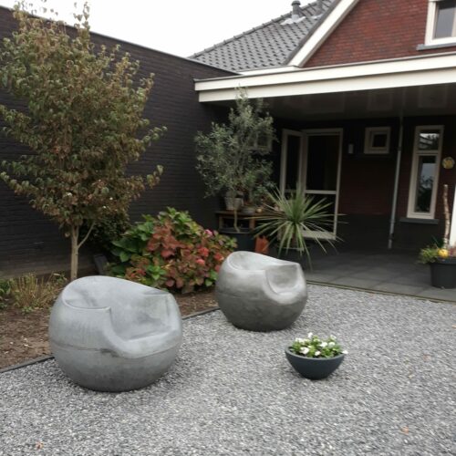 Betonnen zitelementen en tafel Stool 36 Het betonnen parkmeubilair uit de Stool-serie combineert een strak en organisch design met uitzonderlijke duurzaamheid, waardoor het perfect is voor zowel openbare ruimtes als horecaterrassen.